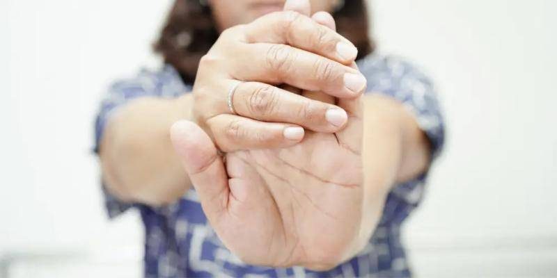 A dor na base do polegar e na lateral do punho é uma queixa comum no consultório do especialista em mão. Uma das causas mais frequentes desse sintoma é a Tenossinovite de De Quervain,